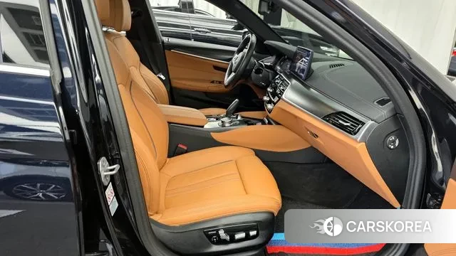 BMW 5 Series (G30) 2023 Черный из Кореи, фото 2