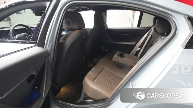BMW 5 Series (G60) 2024 Светло-серебряный цвет из Кореи, фото 2