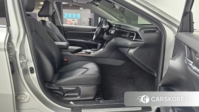 Toyota Camry (XV70) 2021 Серебряный из Кореи, фото 2