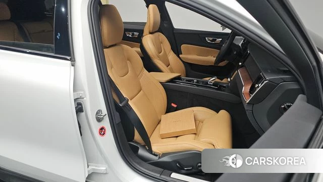 Volvo V60 Cross-Country 2nd Generation 2024 Белый из Кореи, фото 2