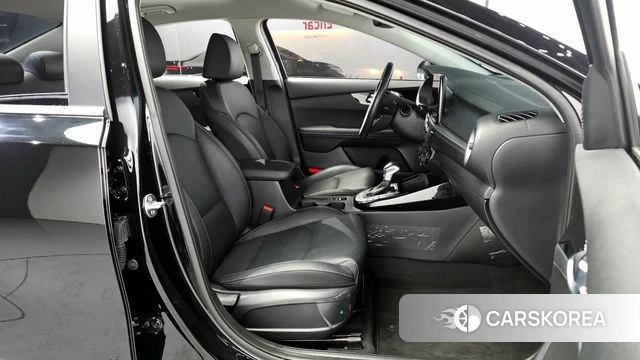 Kia The New K3 2nd generation 2023 Черный из Кореи, фото 2