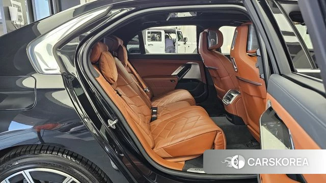 BMW 7 Series (G70) 2024 Черный из Кореи, фото 2