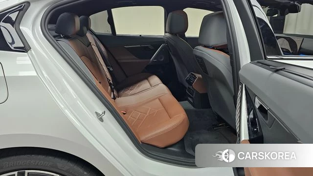 BMW 5 Series (G60) 2025 Белый из Кореи, фото 2