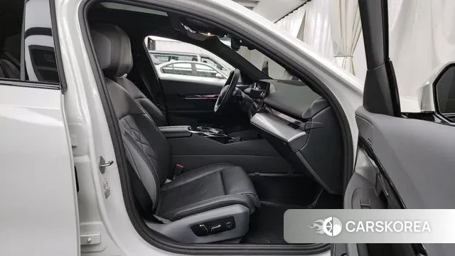 BMW 5 Series (G60) 2023 Белый из Кореи, фото 2