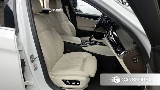 BMW 5 Series (G30) 2019 Белый из Кореи, фото 2