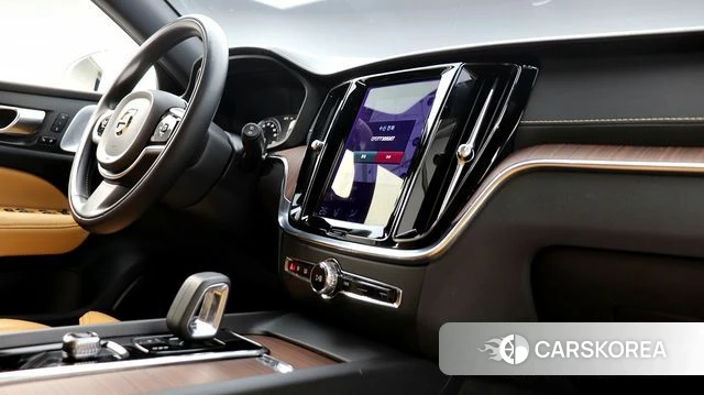 Volvo V60 Cross-Country 2nd Generation 2022 Белый из Кореи, фото 2
