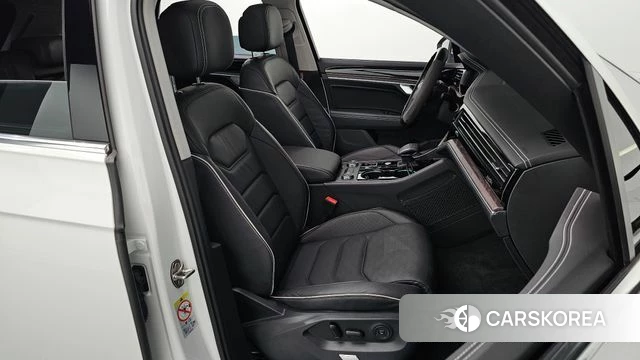Volkswagen Touareg 3rd generation 2025 Белый из Кореи, фото 2