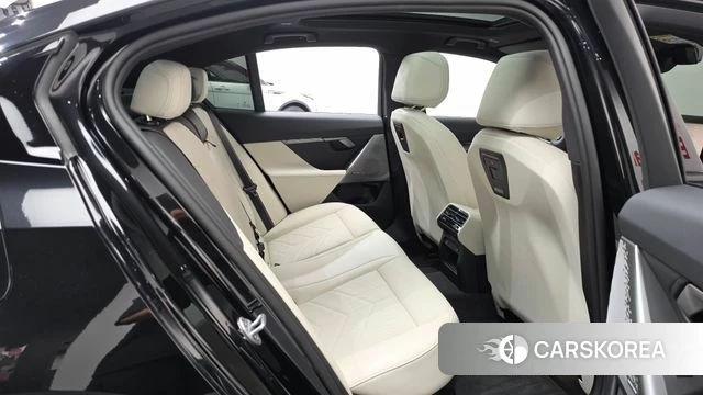 BMW 5 Series (G60) 2025 Черный из Кореи, фото 2