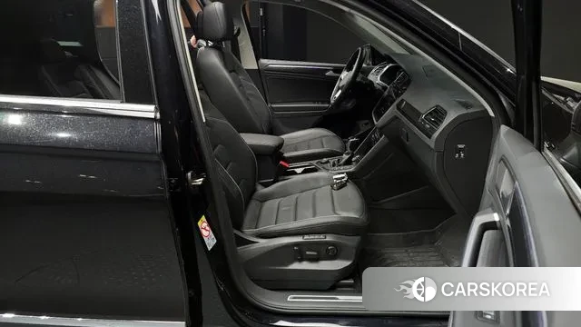 Volkswagen Tiguan second Generation 2023 Черный из Кореи, фото 2