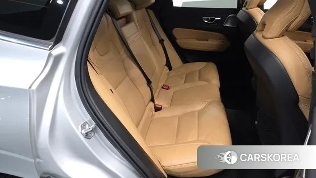 Volvo XC60 second Generation 2021 Серебристо-серый из Кореи, фото 2