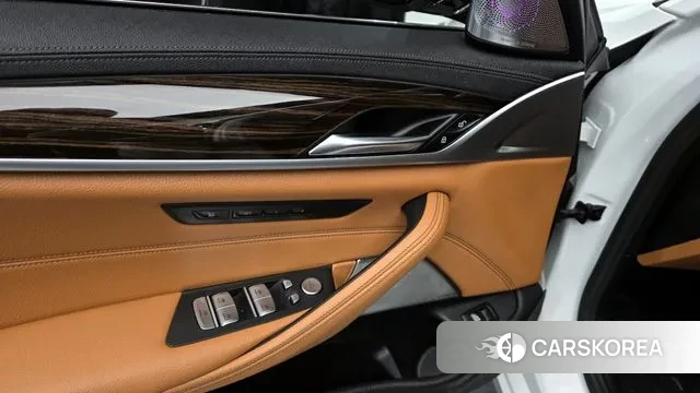 BMW 5 Series (G30) 2020 Белый из Кореи, фото 2