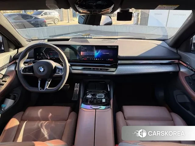 BMW 5 Series (G60) 2023 Черный из Кореи, фото 2