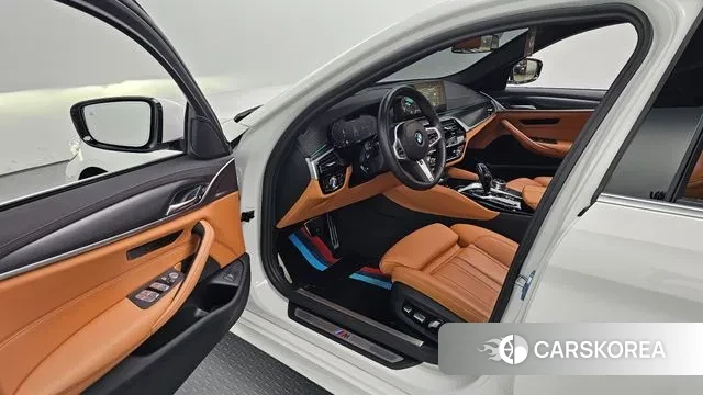 BMW 5 Series (G30) 2022 Белый из Кореи, фото 2