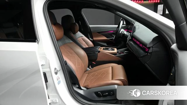BMW 5 Series (G60) 2023 Белый из Кореи, фото 2