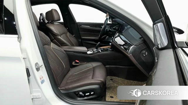 BMW 5 Series (G30) 2018 Белый из Кореи, фото 2