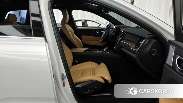 Volvo XC60 second Generation 2022 Белый из Кореи, фото 2