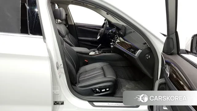 BMW 5 Series (G30) 2022 Белый из Кореи, фото 2