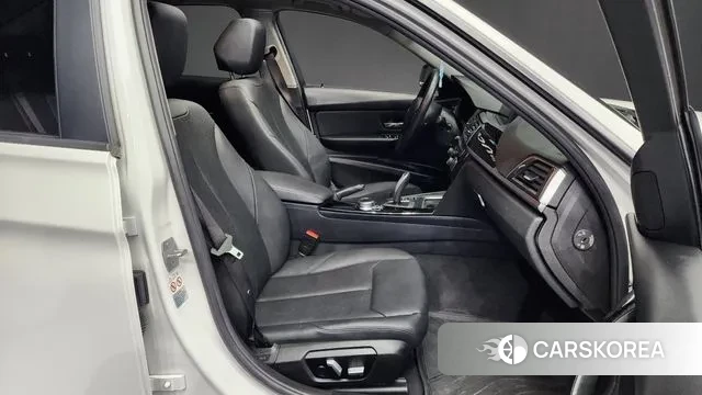 BMW 3 Series (F30) 2018 Белый из Кореи, фото 2