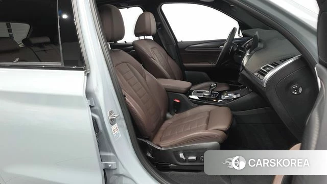 BMW X3 (G01) 2023 Светло-серебряный цвет из Кореи, фото 2