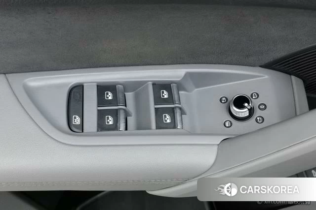 Audi Q5L Sportback 2022 Темно-серый из Китая, фото 2