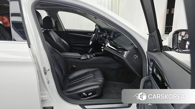 BMW 5 Series (G30) 2018 Белый из Кореи, фото 2