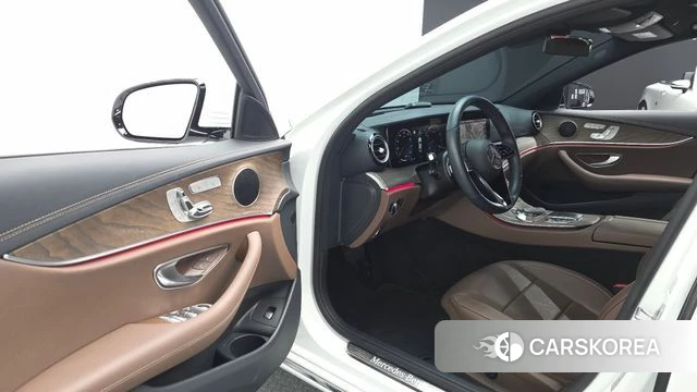 Mercedes-Benz E-Class W213 2022 Белый из Кореи, фото 2