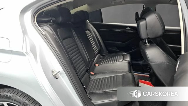 Volkswagen Passat GT (B8) 2018 Серебристо-серый из Кореи, фото 2