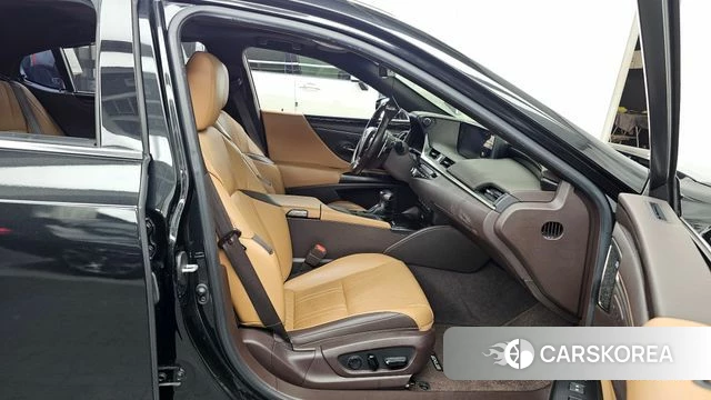 Lexus ES300h 7th generation 2020 Черный из Кореи, фото 2