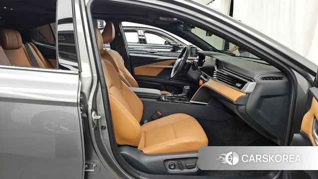 Toyota Camry (XV80) 2025 Серебристо-серый из Кореи, фото 2