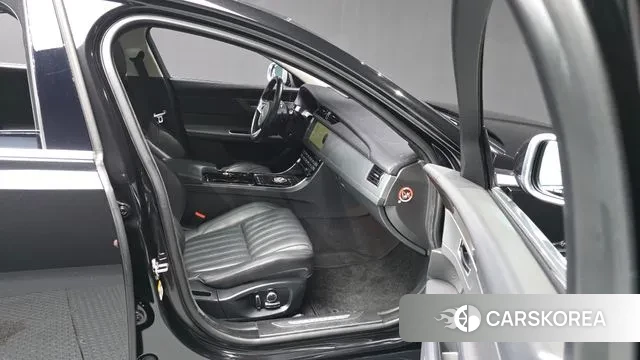 Jaguar XF (X260) 2019 Черный из Кореи, фото 2