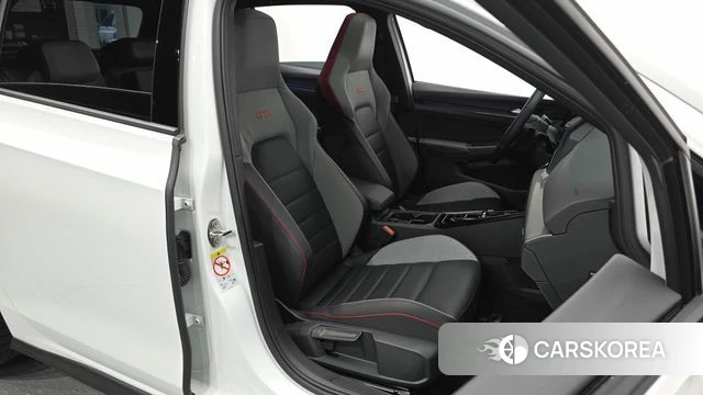 Volkswagen Golf 8th Generation 2024 Белый из Кореи, фото 2