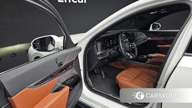 BMW 7 Series (G70) 2024 Белый из Кореи, фото 2