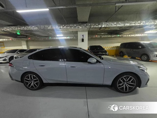BMW 5 Series (G60) id 3896422 из Кореи 2