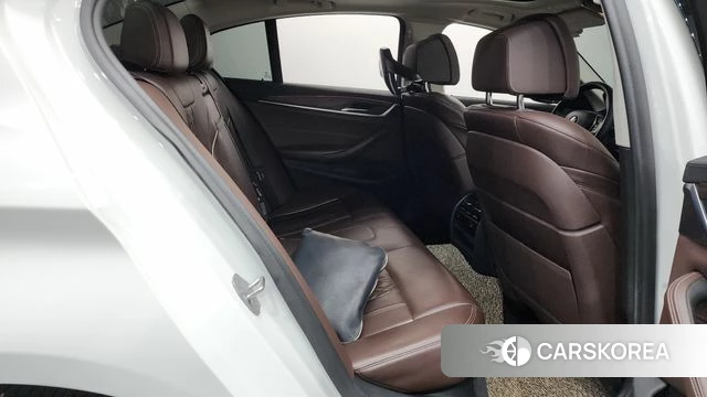 BMW 5 Series (G30) 2018 Белый из Кореи, фото 2