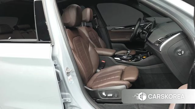 BMW X3 (G01) 2024 Светло-серебряный цвет из Кореи, фото 2