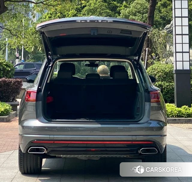 Volkswagen Touareg 2022 Темно-серый из Китая, фото 2