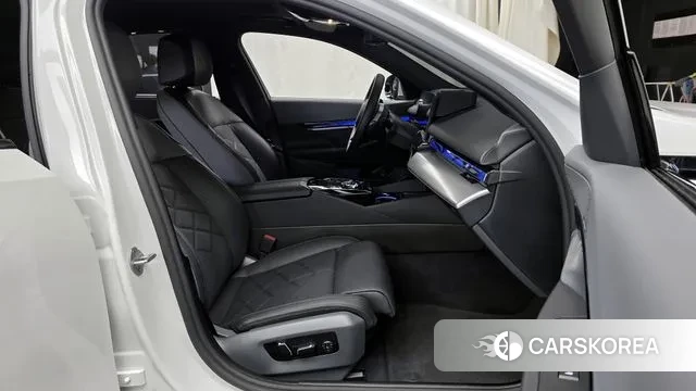 BMW 5 Series (G60) 2025 Белый из Кореи, фото 2