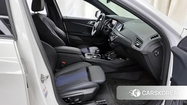 BMW 1 Series (F40) 2023 Белый из Кореи, фото 2