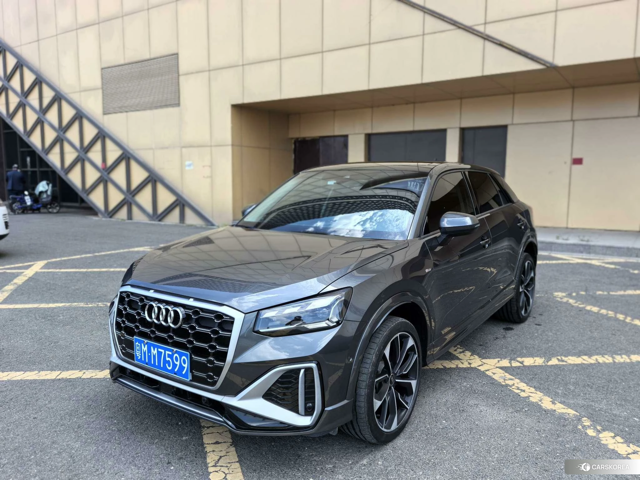 Audi Q2L 2021 Темно-серый из Китая, фото 2