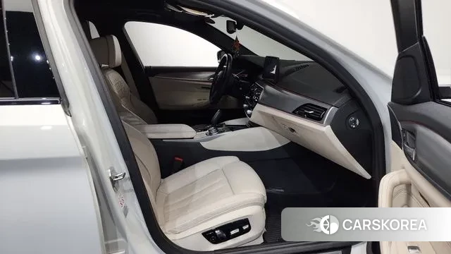 BMW 5 Series (G30) 2022 Белый из Кореи, фото 2