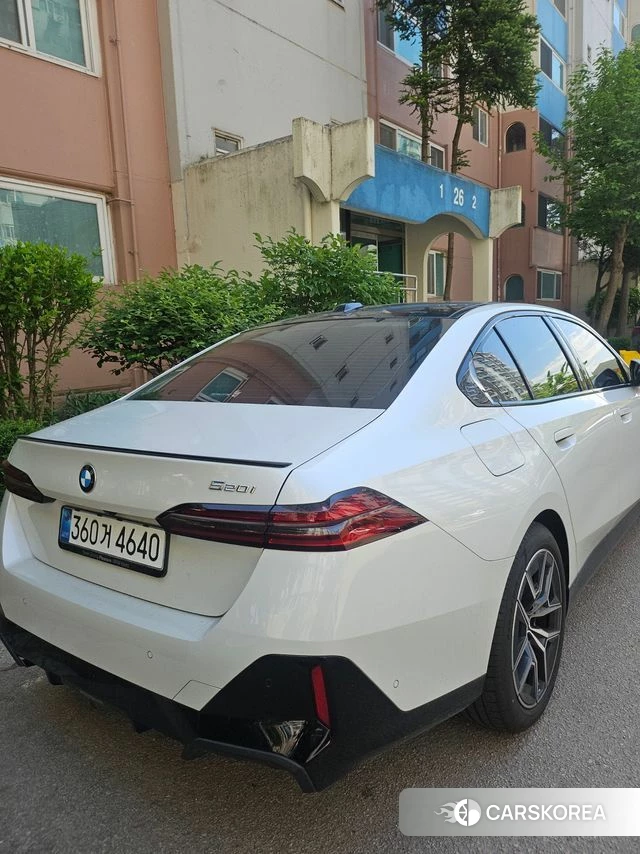 BMW 5 Series (G60) 2025 Белый из Кореи, фото 2