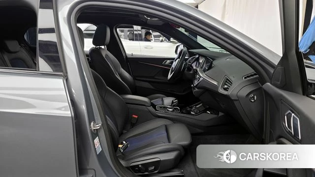 BMW 1 Series (F40) 2023 Серебристо-серый из Кореи, фото 2