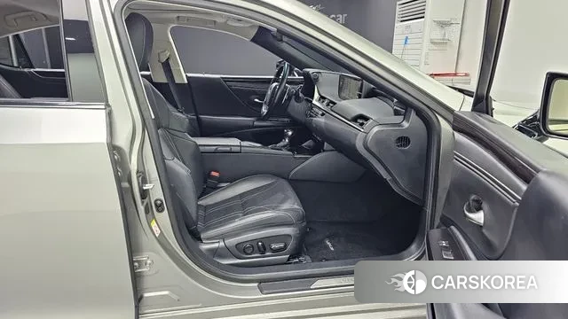 Lexus ES300h 7th generation 2018 Серебристо-серый из Кореи, фото 2