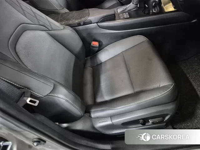 Lexus UX250h 2023 Серебряный из Кореи, фото 2