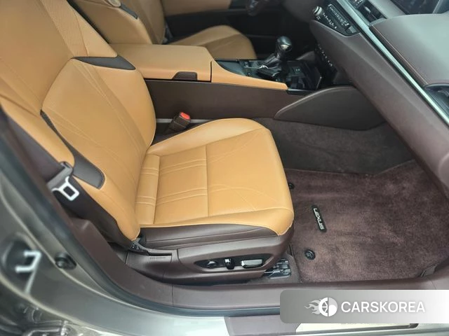 Lexus ES300h 7th generation 2021 Серебряный из Кореи, фото 2