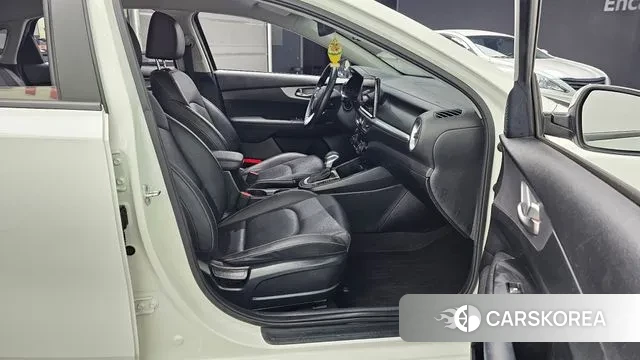 Kia The New K3 2nd generation 2021 Белый из Кореи, фото 2