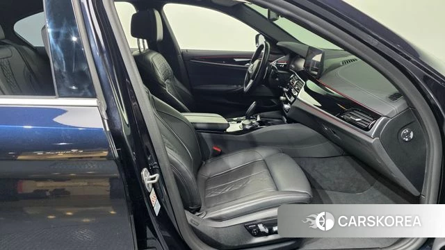 BMW 5 Series (G30) 2021 Черный из Кореи, фото 2