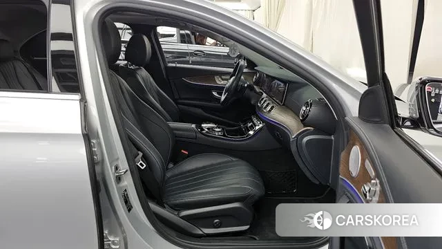 Mercedes-Benz E-Class W213 2020 Серебристо-серый из Кореи, фото 2