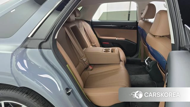 Hyundai Grandeur Hybrid (GN7) 2024 Светло-серебряный цвет из Кореи, фото 2