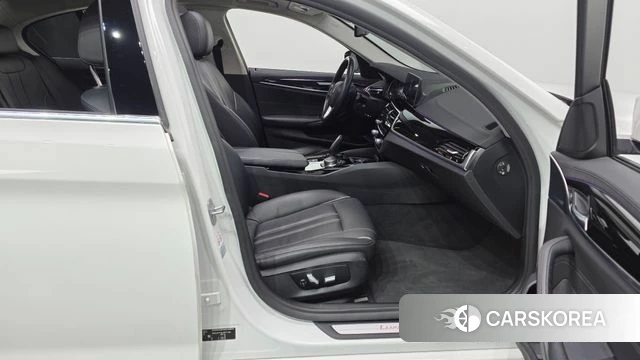 BMW 5 Series (G30) 2018 Белый из Кореи, фото 2
